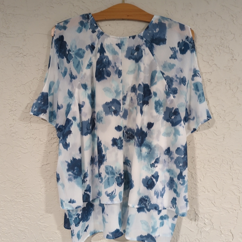 Juicy Couture Blue & White Floral Cold Shoulder Shortsleeve Blouse - Women's XXL - Picture 3 of 14